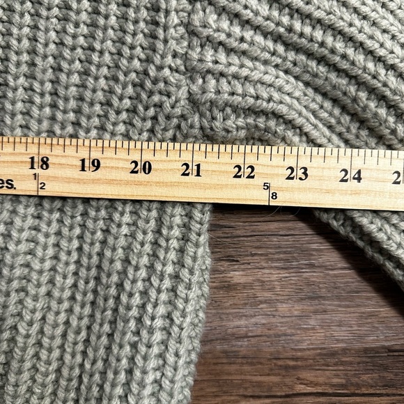 H&M Women's Sage Green Cable Knit Sweater - Picture 11 of 11